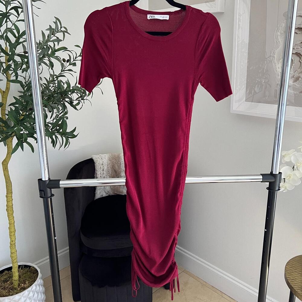 Form fitting short sleeve midi dress